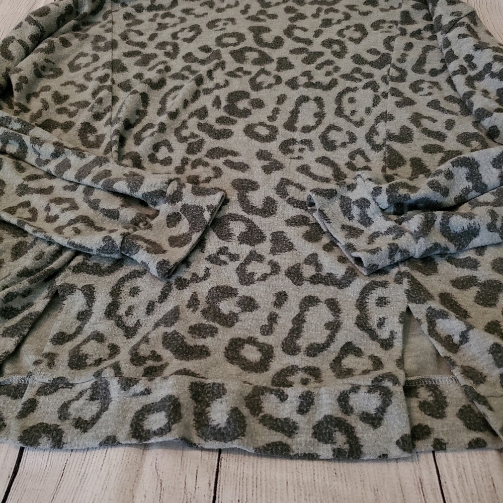 Vanilla Bay Leopard Print top - Picture 5 of 10